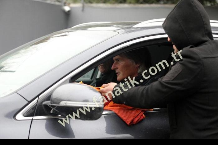 Riekerink Galatasaray forması elinin tersi ile itti