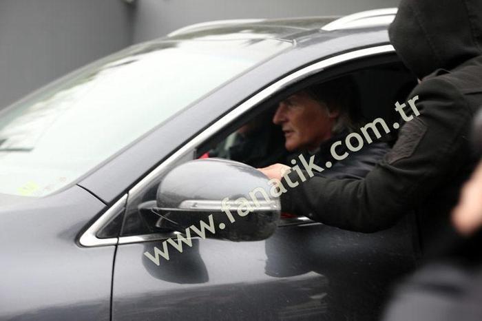 Riekerink Galatasaray forması elinin tersi ile itti