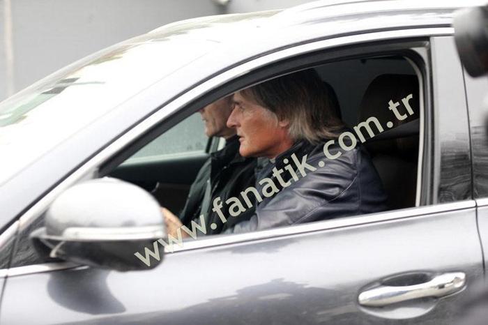 Riekerink Galatasaray forması elinin tersi ile itti