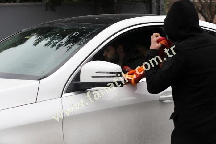Riekerink Galatasaray forması elinin tersi ile itti