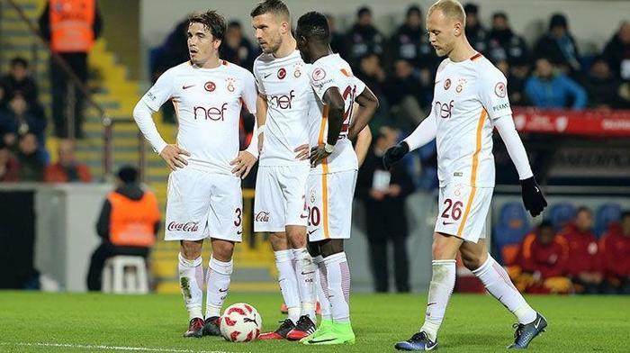 Galatasarayda takımın yarısı değişiyor