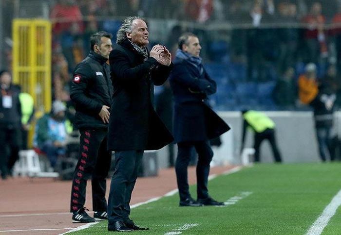 Galatasarayda takımın yarısı değişiyor