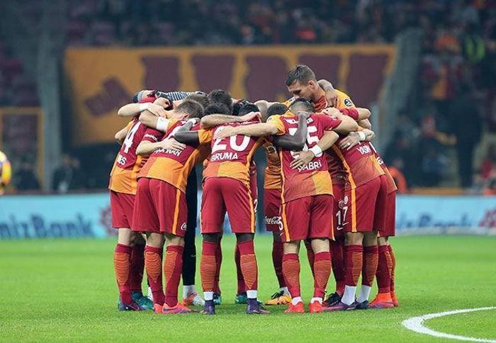Galatasarayda takımın yarısı değişiyor