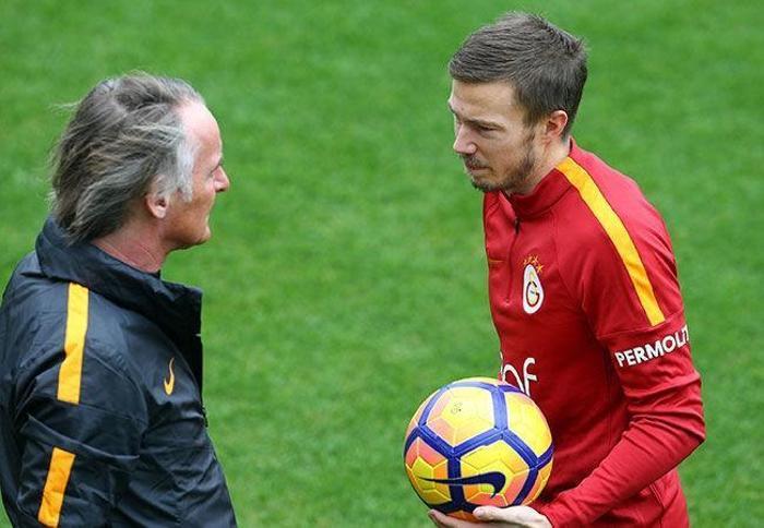 Galatasarayda takımın yarısı değişiyor