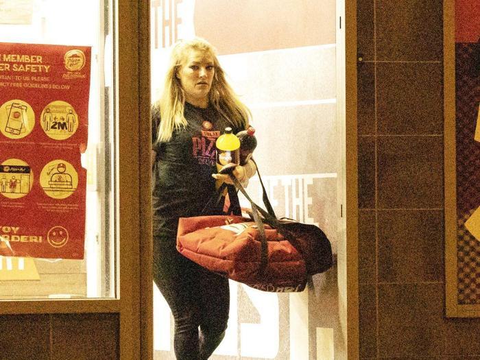 Dünya şampiyonu Elise Christie, kurye oldu