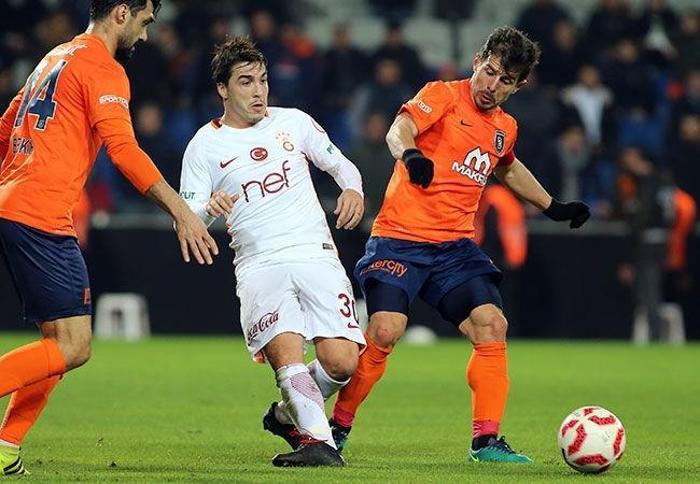 Galatasarayda takımın yarısı değişiyor