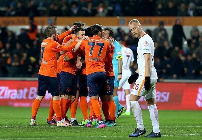 Galatasarayda takımın yarısı değişiyor