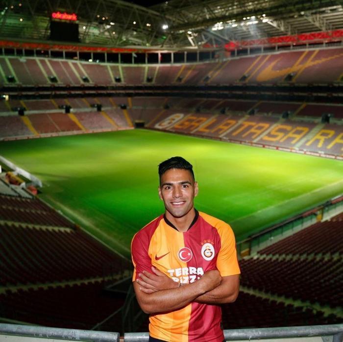 Galatasarayın yeni transferi Falcao böyle poz verdi İşte o fotoğraflar...