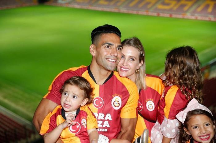 Galatasarayın yeni transferi Falcao böyle poz verdi İşte o fotoğraflar...
