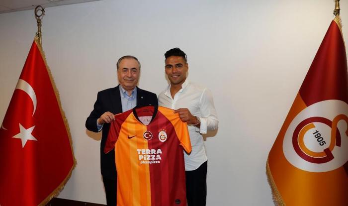 Galatasarayın yeni transferi Falcao böyle poz verdi İşte o fotoğraflar...