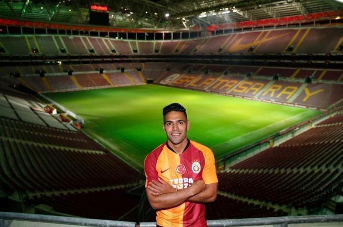 Galatasarayın yeni transferi Falcao böyle poz verdi İşte o fotoğraflar...