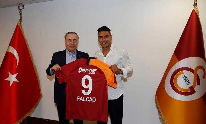 Galatasarayın yeni transferi Falcao böyle poz verdi İşte o fotoğraflar...