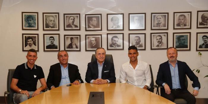 Galatasarayın yeni transferi Falcao böyle poz verdi İşte o fotoğraflar...