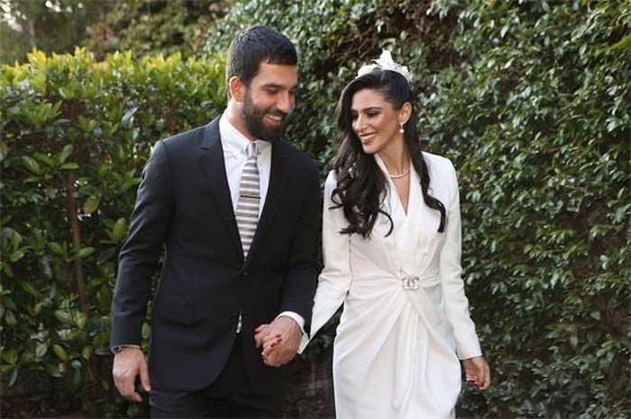 Emre Belözoğlundan, Arda ve Aslıhan Turana bebek ziyareti