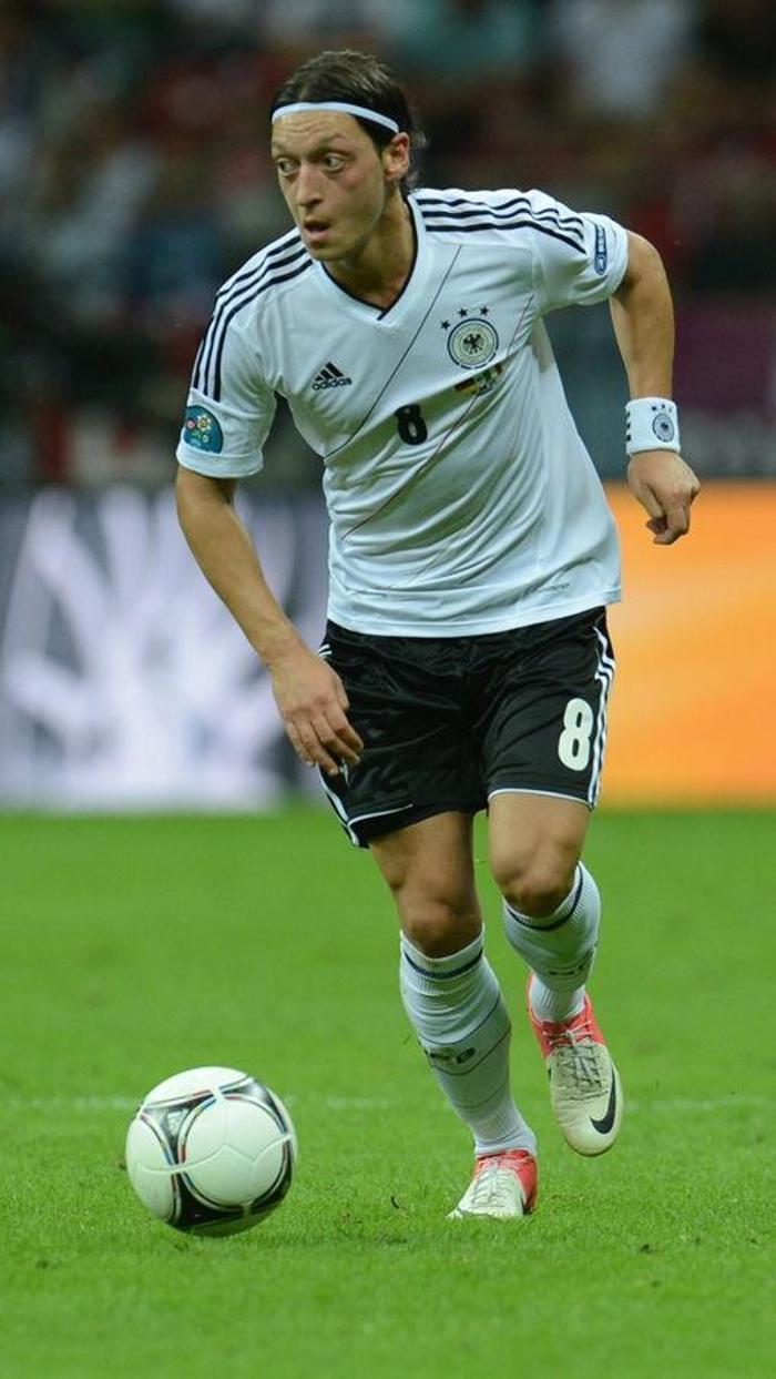 MESUT ÖZİL