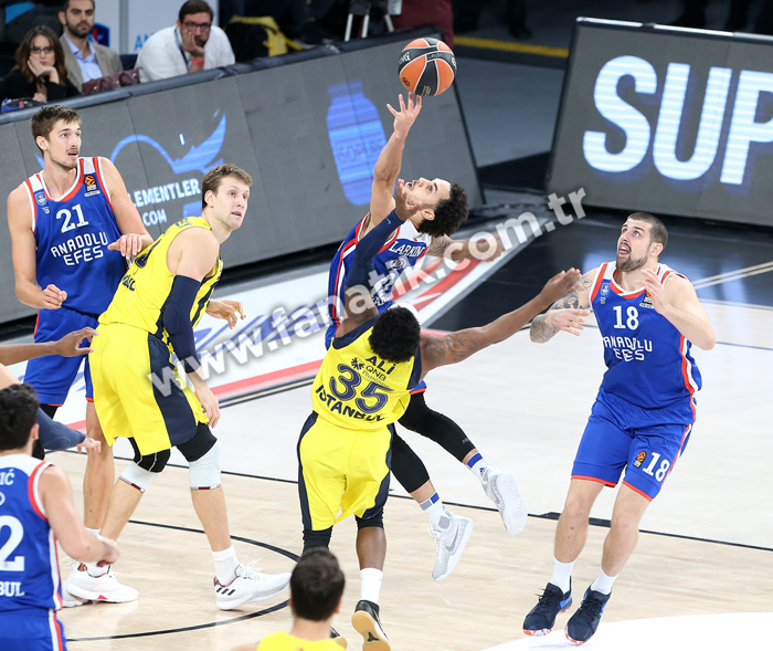 EuroLeaguede Türk derbisi heyecanı yaşandı