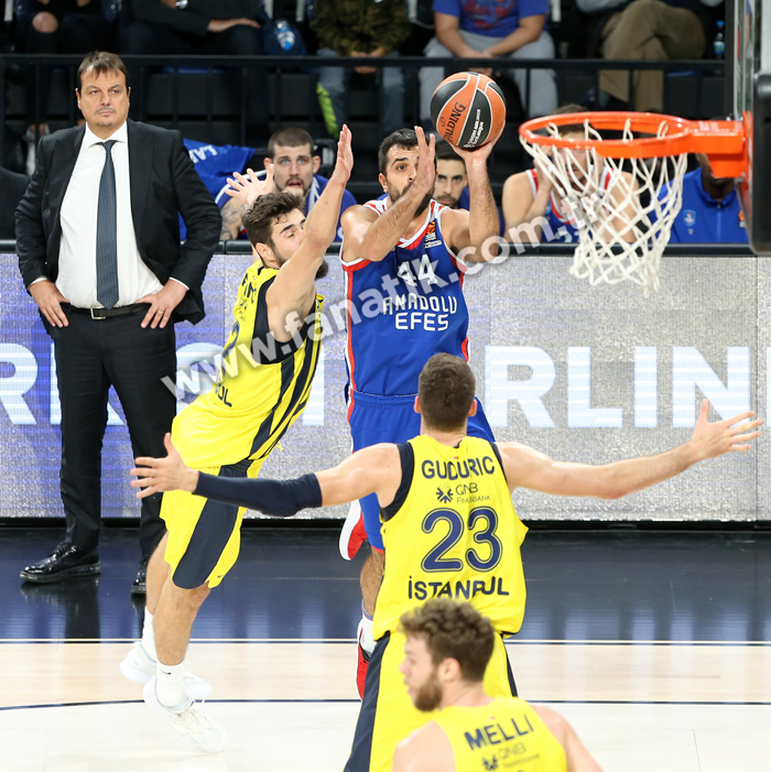 EuroLeaguede Türk derbisi heyecanı yaşandı