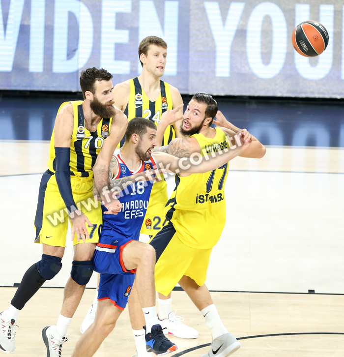 İşte EuroLeaguedeki Türk derbisinden dikkat çeken diğer kareler:
