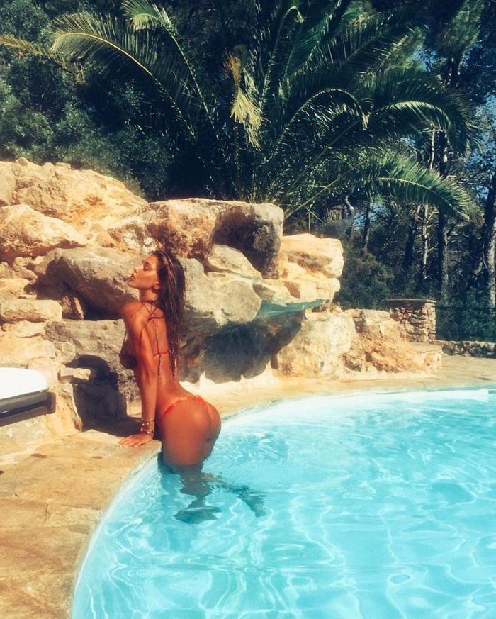 Belen Rodriguez kendini sahillere attı