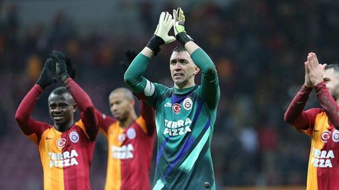 Galatasarayda son dakika Muslera gelişmesi Görüşmeler başladı...