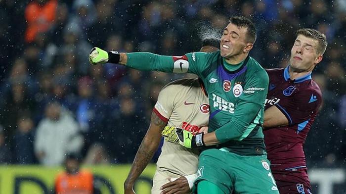 Galatasarayda son dakika Muslera gelişmesi Görüşmeler başladı...