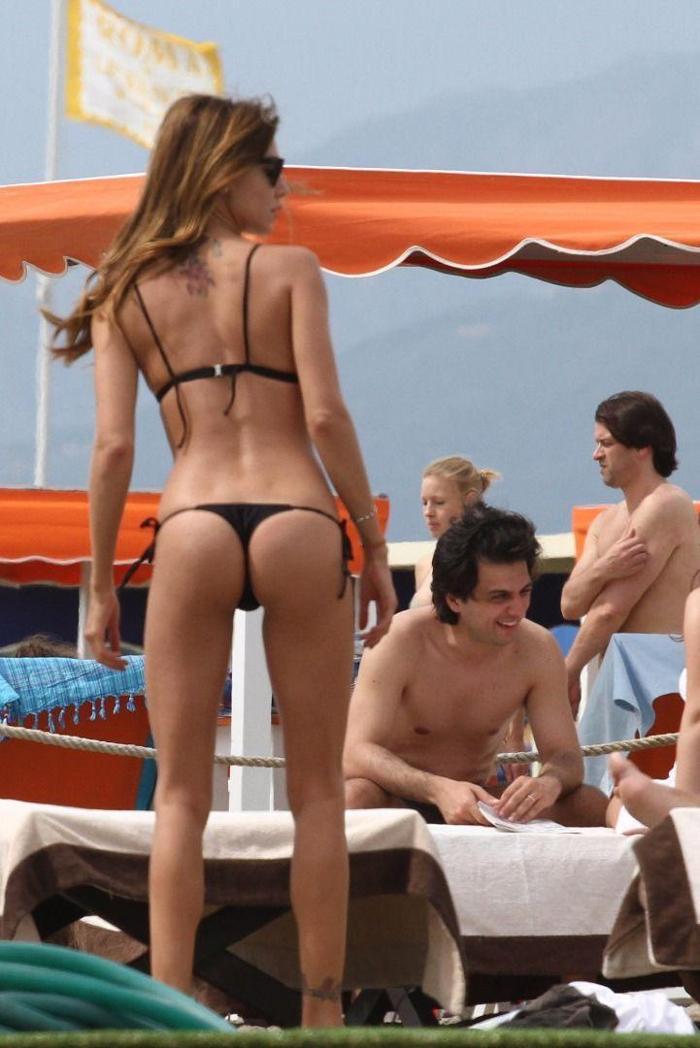 Belen Rodriguez kendini sahillere attı