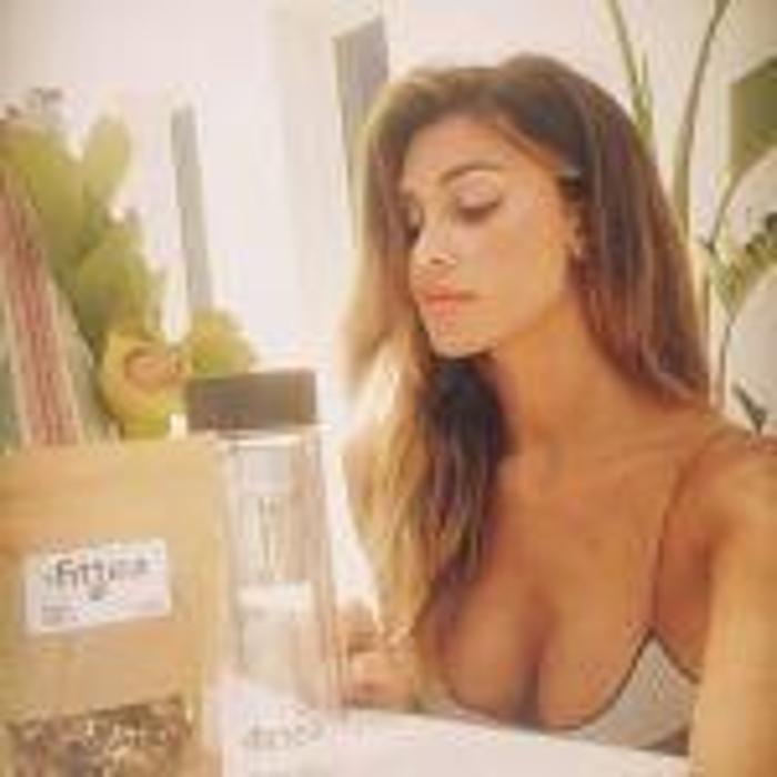 Belen Rodriguez kendini sahillere attı