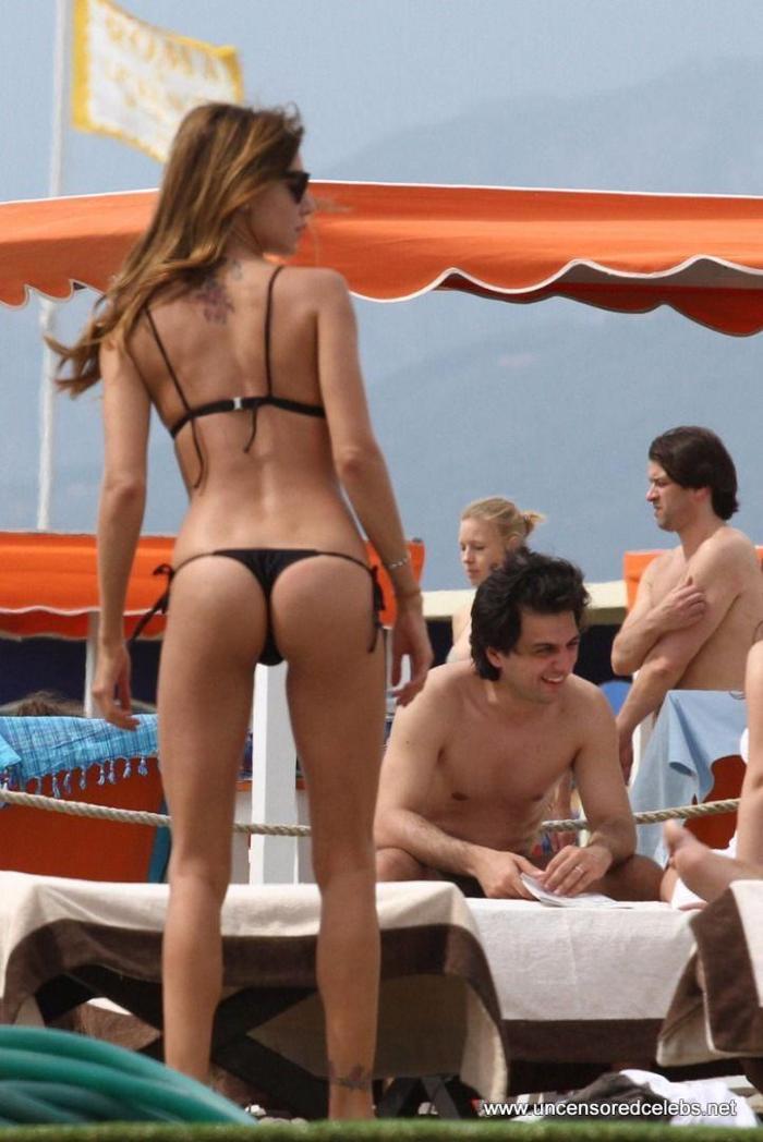 Belen Rodriguez kendini sahillere attı