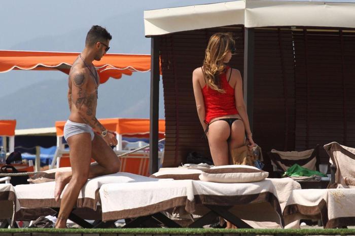 Belen Rodriguez kendini sahillere attı