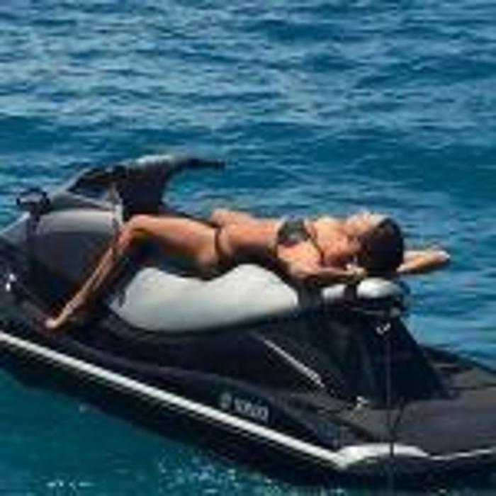 Belen Rodriguez kendini sahillere attı