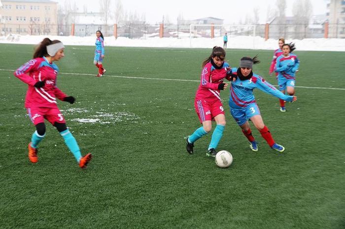 Üşüyen rakiplerini ateş yakıp ısıttılar