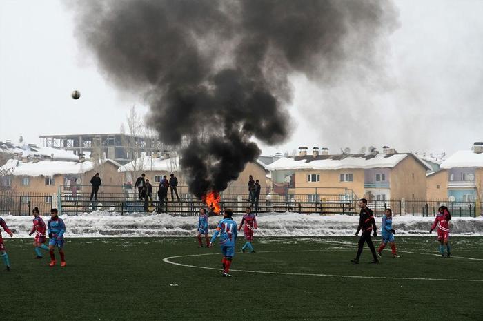 Üşüyen rakiplerini ateş yakıp ısıttılar
