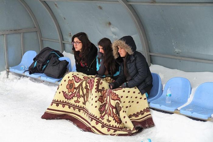 Üşüyen rakiplerini ateş yakıp ısıttılar
