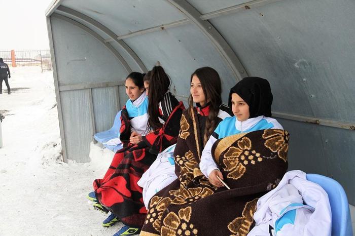 Üşüyen rakiplerini ateş yakıp ısıttılar