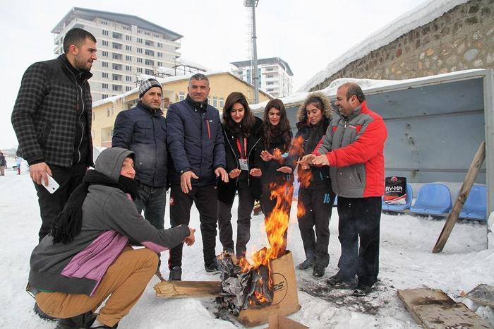 Üşüyen rakiplerini ateş yakıp ısıttılar