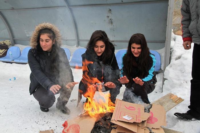 Üşüyen rakiplerini ateş yakıp ısıttılar