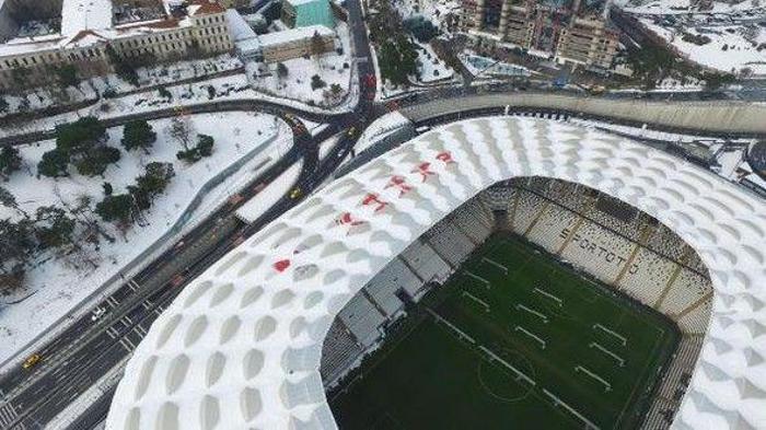 Vodafone Arenanın çatısı karla doldu