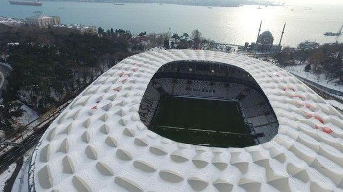 STADYUMUN ÇATISINDA DA KAR BİRİKTİ