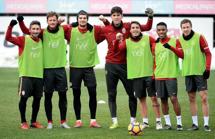 Florya Metin Oktay Tesisleri’nde teknik direktör Jan Olde Riekerink yönetiminde basına kapalı gerçekleştirilen antrenmanda, futbolcuların pas çalışmalarının ardından dar alanda taktiksel oyun ve çift kale maç yaptığı bildirildi.