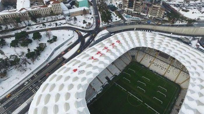 Vodafone Arenanın çatısı karla doldu