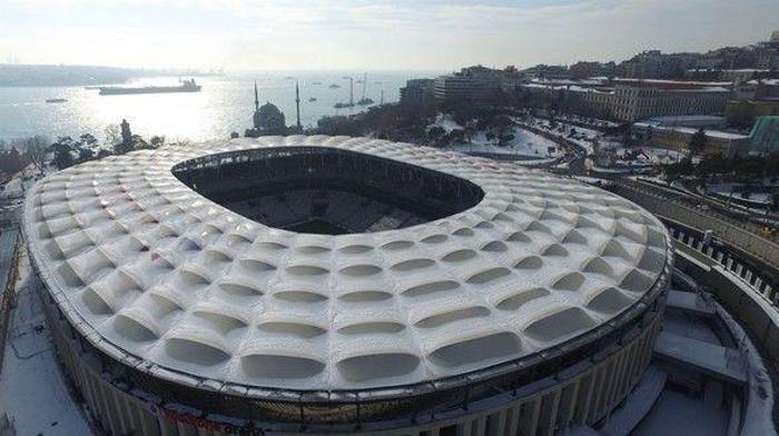 Vodafone Arenanın çatısı karla doldu