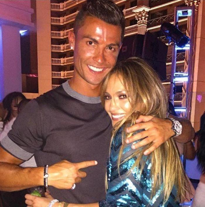 Jennifer Lopezden kuzenine Ronaldolu hediye