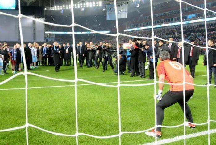 Şehitler için saygı duruşu