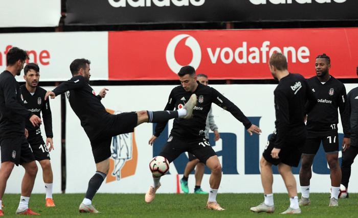 Beşiktaşlı futbolcuların yeni maaşları belli oldu