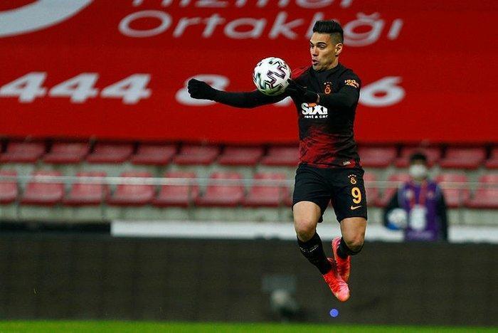 Galatasarayda Falcao geri döndü Cisse ve Samatta detayı...