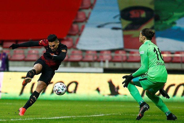 Galatasarayda Falcao geri döndü Cisse ve Samatta detayı...