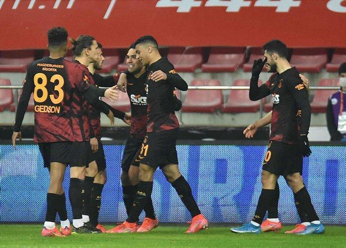 Galatasarayda Falcao geri döndü Cisse ve Samatta detayı...