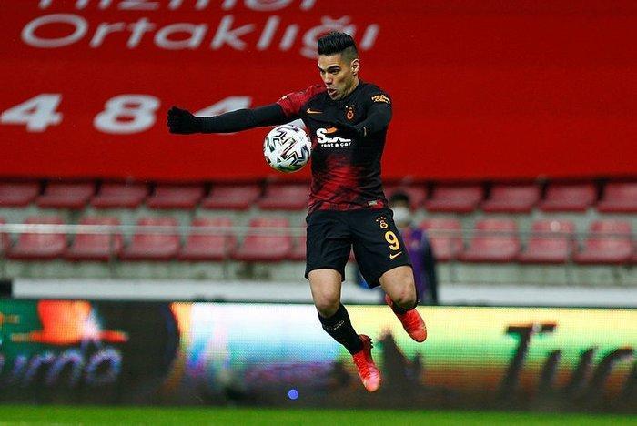 Galatasarayda Falcao geri döndü Cisse ve Samatta detayı...