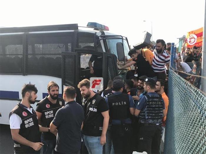 Taraftardan Falcao akını Akın akın gidiyorlar...