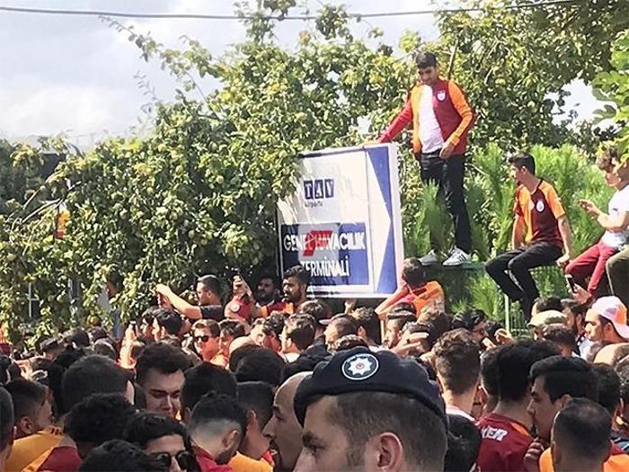Taraftardan Falcao akını Akın akın gidiyorlar...
